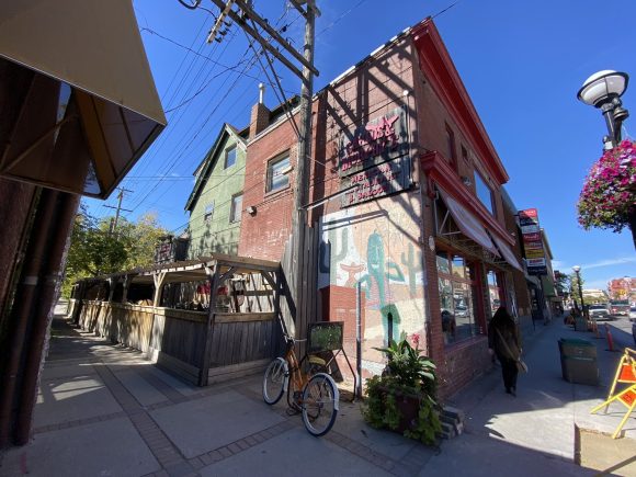 Au croisement de la rue Osborne et de Broadway Travel Manitoba